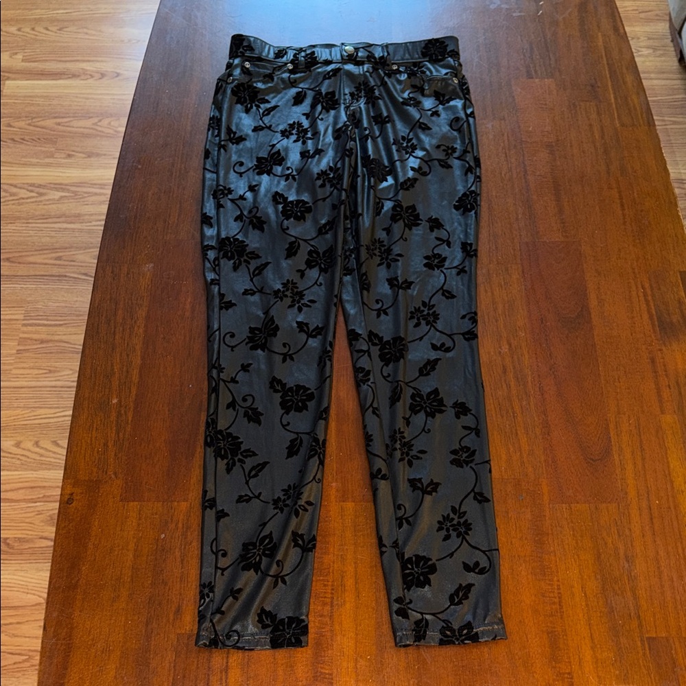 Hue Ladies Flocked Leatheretthe Leggings. Small. Black with velvwt floral design